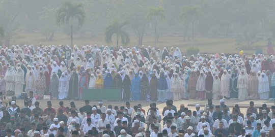 Warga Riau Salat Idul Adha di Tengah Kabut Asap