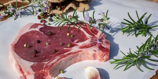 5 cara menyimpan daging di kulkas agar awet dan tidak bau