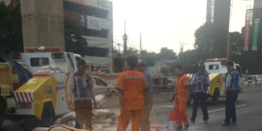 Truk Muatan Semen Terguling, Tol Dalam Kota Arah Kuningan Macet Parah