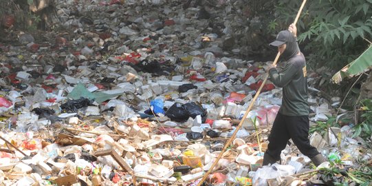 Dipenuhi Sampah, Kali di Depok Dibersihkan