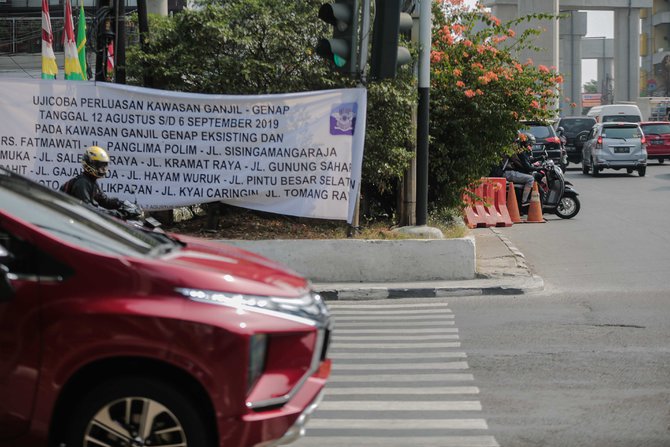 spanduk sosialisasi ganjil genap hiasi fatmawati raya