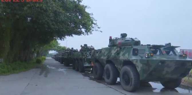Konvoi Kendaraan Paramiliter China Mendekat ke Perbatasan Hong Kong
