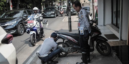 Dishub DKI Gelar Razia Motor yang Parkir di Trotoar