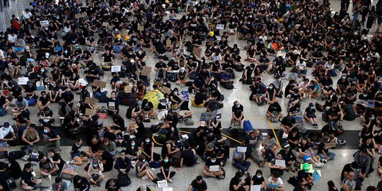 Tim Renang DKI Sempat Tertahan di Bandara Hong Kong Karena Ada Demo