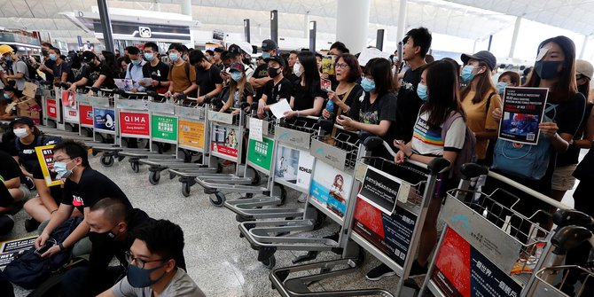 Dua Hari Berturut-turut Bandara Hong Kong Batalkan Semua Jadwal Penerbangan