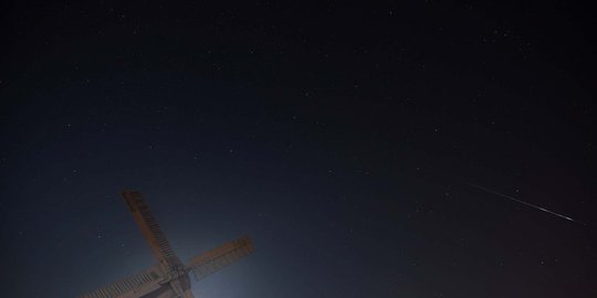 meteor saturnus juga akan bertemu bulan