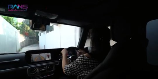 momen menegangkan saat nagita slavina kendarai mobil baru seharga rp6,7 miliar