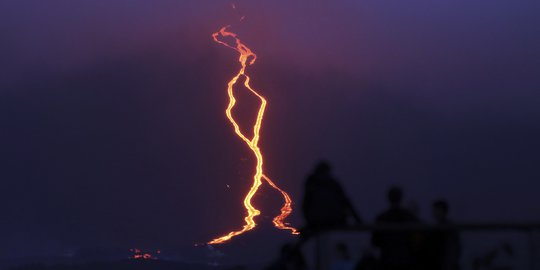 Aliran Lava Gunung Piton de la Fournaise Jadi Tontonan