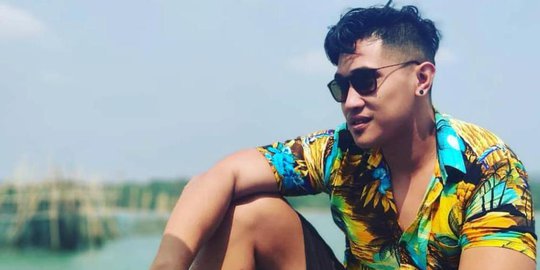unggah foto cium pipi mantan suami, elly sugigi ngaku punya hak