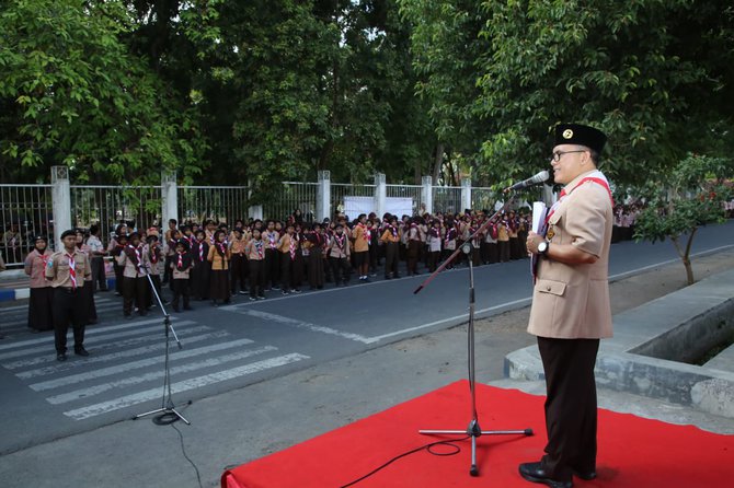 bupati banyuwangi abdullah azwar anas pimpin peringatan hari pramuka