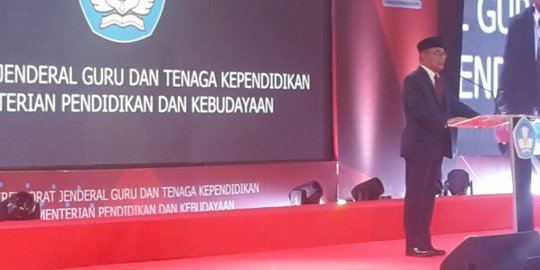 Mendikbud Muhadjir Beri Penghargaan ke Puluhan Guru se-Indonesia