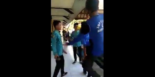 Viral Video 2 Pelajar di Banyuwangi Tendang Teman sampai Jatuh, Perekam Malah Tertawa