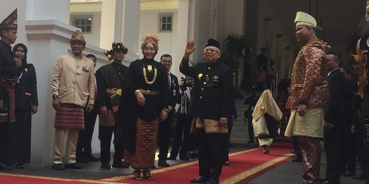 Tampil Beda, Ma'ruf Amin Pakai Baju Adat Betawi Hadiri HUT ke-74 RI di Istana