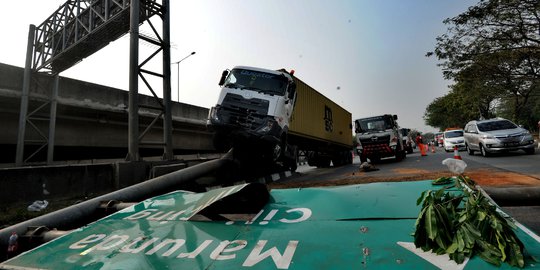 Sopir Ngantuk, Truk Kontainer Tabrak Pembatas Tol Tanjung Priok