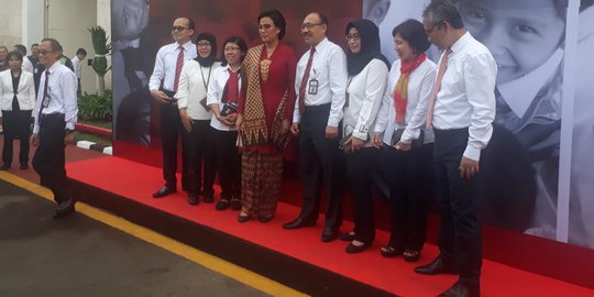 Tampil Anggun Pakai Kebaya Merah, Sri Mulyani Pimpin Upacara HUT ke-74 RI di Kemenkeu