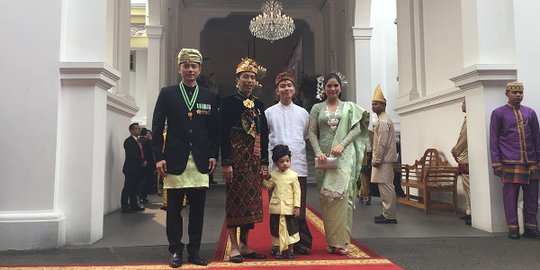 HUT ke-74 RI, Jokowi Pakai Baju Adat Bali dan Iriana dari Tapanuli Utara