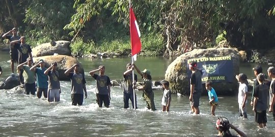 Menengok Khidmatnya Upacara HUT ke-74 RI Warga Malang di Tengah Sungai Amprong