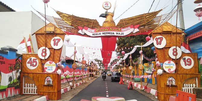 Rayakan HUT  ke 74 RI  Warga Pandeglang Hias  Gapura dan 