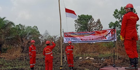 30 Anggota Manggala Agni Upacara HUT ke-74 RI di Lokasi Kebakaran Hutan