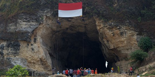 Melihat Pengibaran Bendera Merah Putih di Tebing Arpam