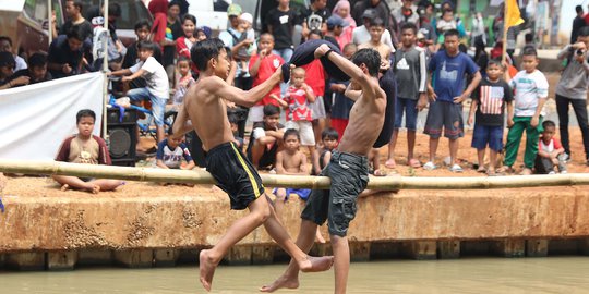 Lomba Pukul Bantal dan Jalan Pinang Meriahkan HUT RI di Kalimalang