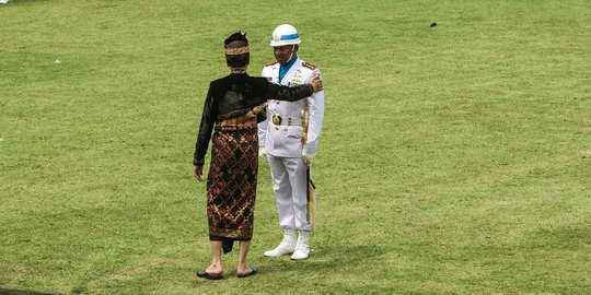 Usai Upacara, Jokowi Turun ke Lapangan Salami Komandan Upacara di Istana Merdeka