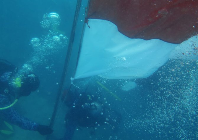 pengibaran bendera merah putih di dasar laut