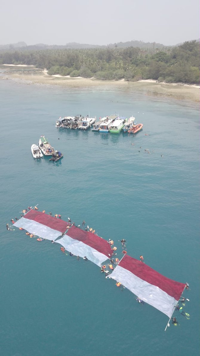 pengibaran bendera merah putih di dasar laut