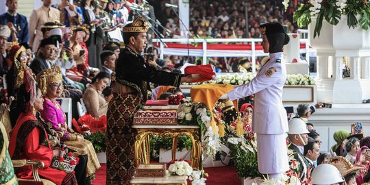 Jokowi Pimpin Upacara Penurunan Bendera Sang Saka Merah Putih di Istana