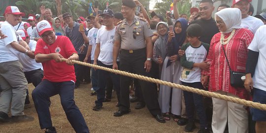 Berjersey Persija, Anies Menang Lomba Tarik Tambang Rayakan HUT RI ke-74