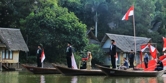 Unik, Warga Garut Upacara 17 Agustus di Atas Perahu Rakit