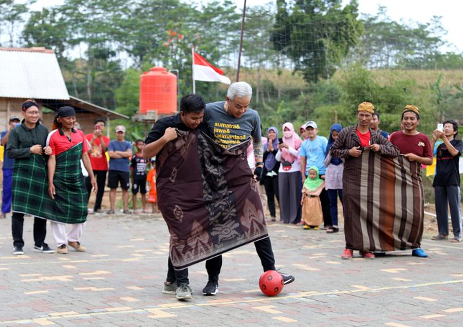 gubernurjateng ganjar pranowo futsal sarung bareng emak emak