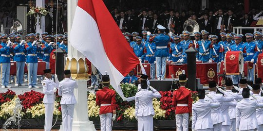 Presiden Jokowi Bagi-bagi Sepatu dan Sepeda untuk Petugas Upacara