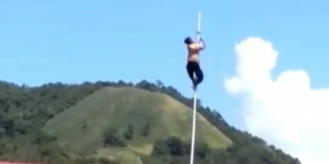 Aksi Patriot Siswa SMP Dulupi 'Selamatkan' Pengait Tali Tiang Bendera