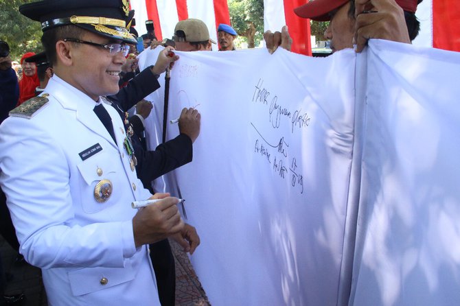banyuwangi canangkan merdeka sampah plastik