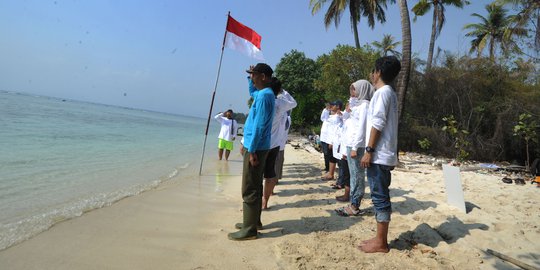 Aktivis Gelar Upacara Bendera Menghadap Laut dan Bersih Pantai