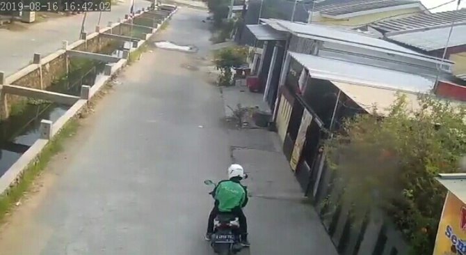 pembobolan rumah di bekasi terekam cctv