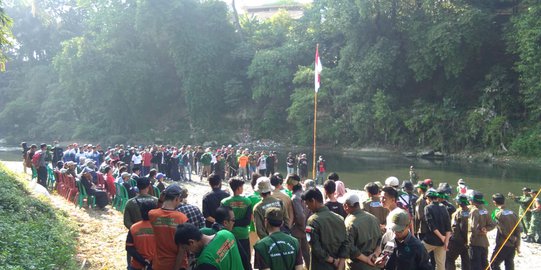 Peringati HUT RI ke-74 di Sungai Hitam Pekat dan Bau di Cileungsi