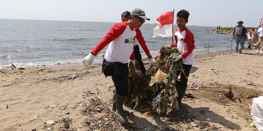 Peringati HUT ke-74 RI, Menteri Susi dan Relawan Bersihkan Sampah di Pantai Anc