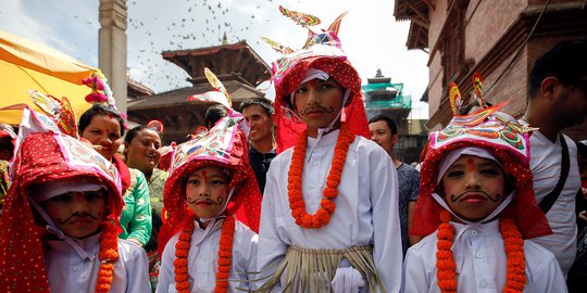 Ikuti Festival Gaijatra, Anak-Anak Nepal Berdandan Seperti Sapi