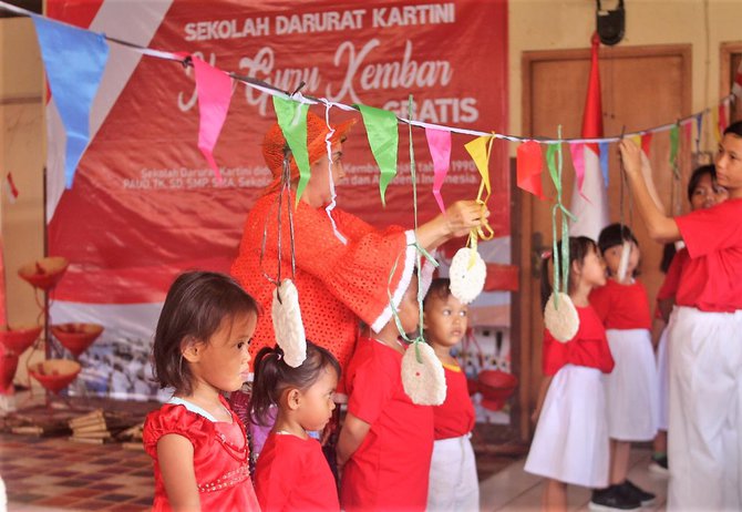 sekolah darurat kartini kolong tol ancol rayakan hari kemerdekaan dengan sederhana namun penuh makna