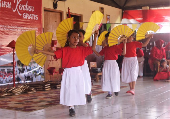 sekolah darurat kartini kolong tol ancol rayakan hari kemerdekaan dengan sederhana namun penuh makna