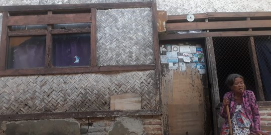 Potret Kemiskinan di Karawang, Rumah Mak Enah yang Nyaris Roboh Dihuni 10 Orang