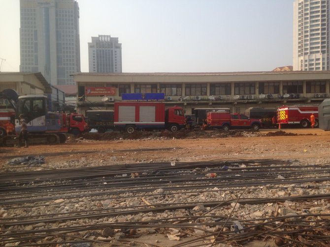 proses pemadaman api di ruang gudang peluru polda metro jaya