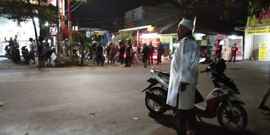 Polisi Drop Makanan untuk Mahasiswa Papua Usai Pelemparan Asrama di Makassar