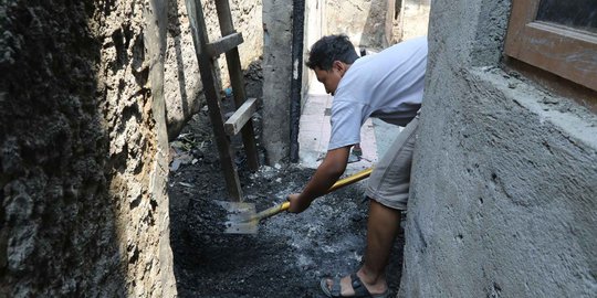 Korban Kebakaran Jatinegara Mulai Bersihkan Rumahnya yang Hangus