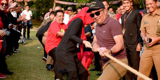 Ridwan Kamil Menang Lomba Tarik Tambang di Gedung Sate