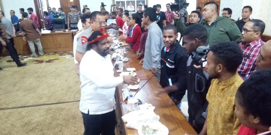 Sambut Stafsus Presiden, Khofifah Diplomasi ala Papeda Papua