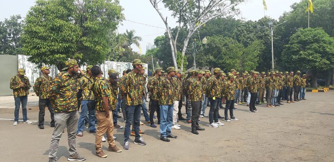 ratusan orang jaga kantor dpp golkar