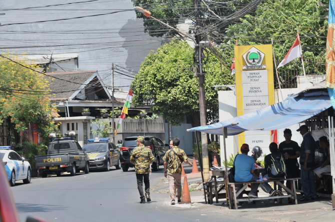 penjagaan ketat kantor dpp partai golkar